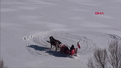 Buz tutan Çıldır'da atlı kızakla drift