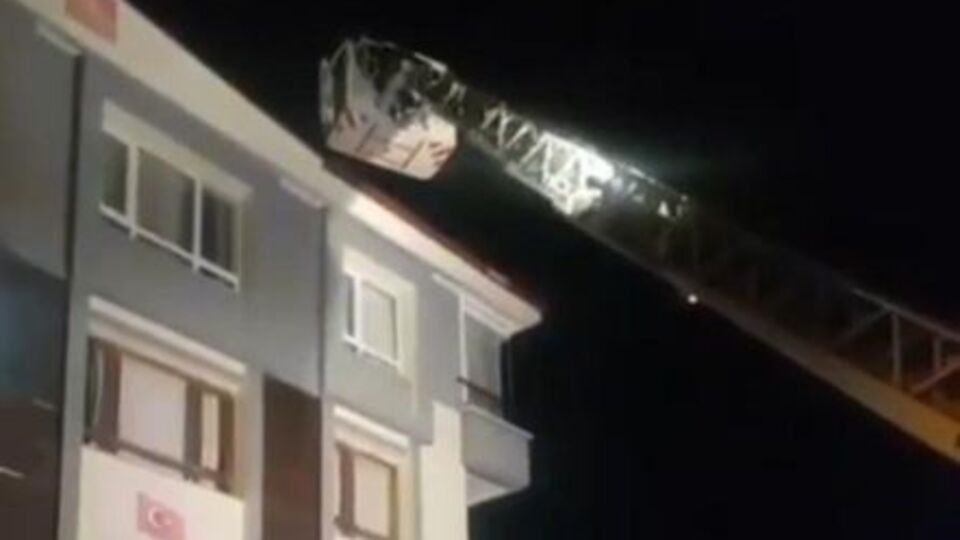 Polisten kaçarken havalandırma boşluğuna sıkıştı