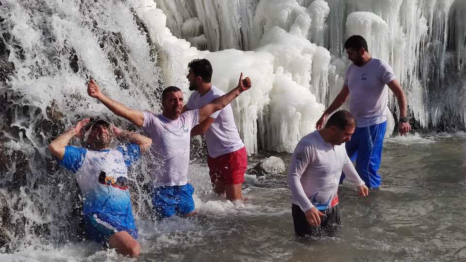 Kısmen donan şelalede yüzdüler! İşte nedeni