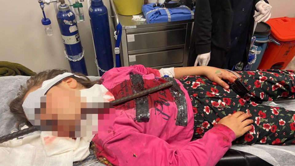 8 yaşındaki çocuğun boğazına demir çubuk saplandı!