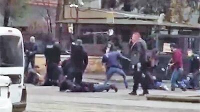 Adliye önünde silahlar çekildi: Yaralılar var