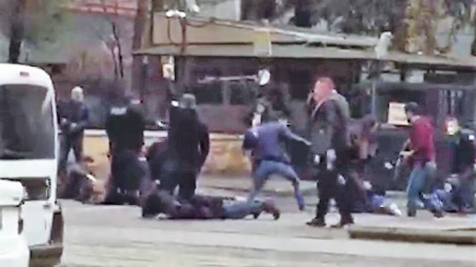 Adliye önünde silahlar çekildi: Yaralılar var