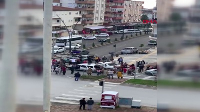 Trafiği göbek atarak felç ettiler!
