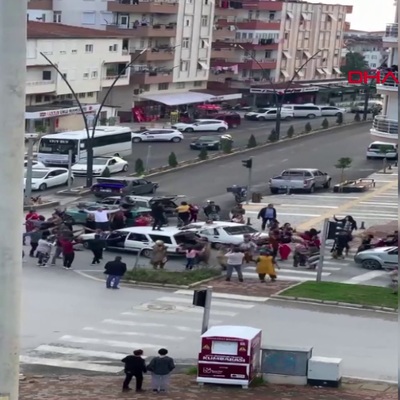 Trafiği göbek atarak felç ettiler!