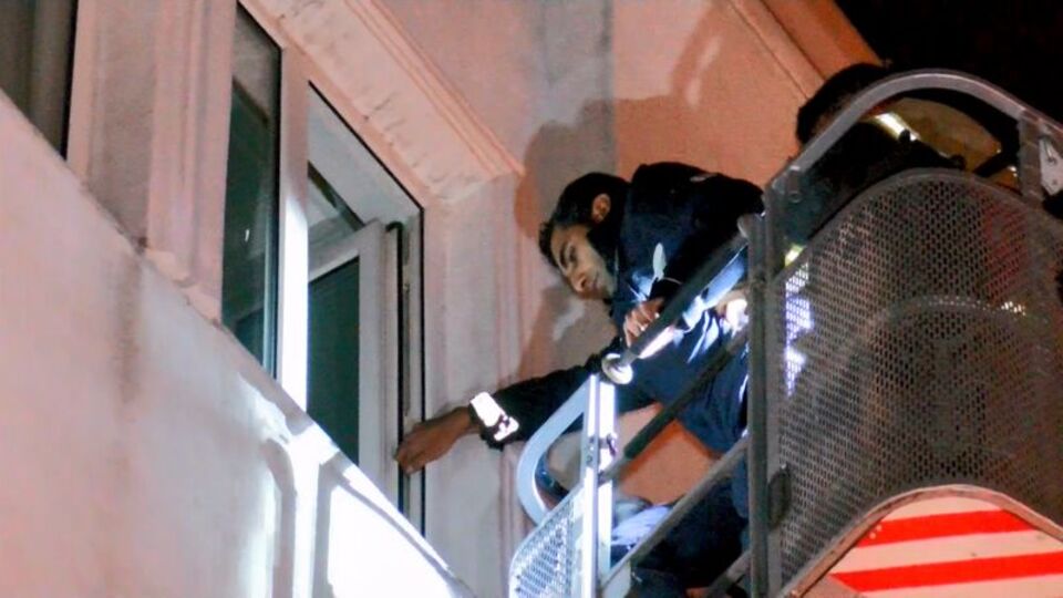 Yakınları haber alamadı! İtfaiye eve girdi! Şoke eden görüntü!