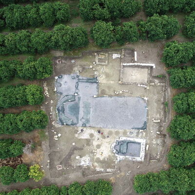 Bahçesinde tesadüfen bulmuştu! Kazıldıkça yenileri keşfediliyor!