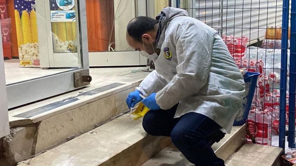 Silahlı saldırıdan marketçi kurtardı