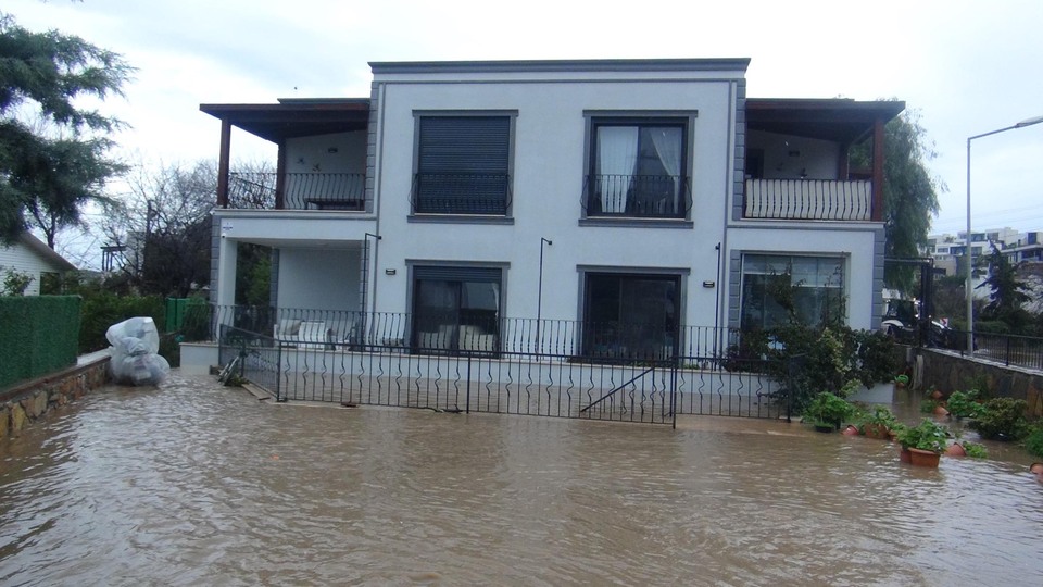 Bodrum'da sağanak esareti! Evleri su bastı