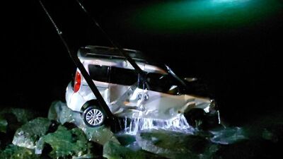 Hafif ticari araç denize uçtu, sürücü ehliyetsiz çıktı