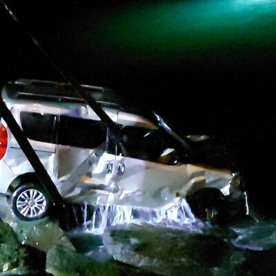 Hafif ticari araç denize uçtu, sürücü ehliyetsiz çıktı