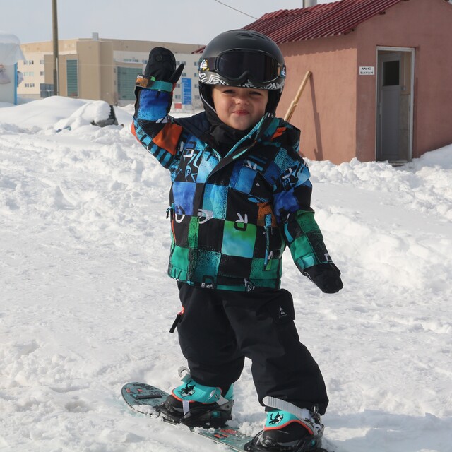 2 yaşında snowboard ustası!