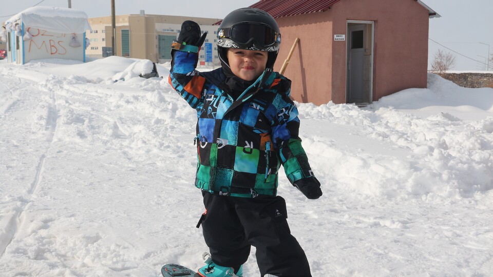 2 yaşında snowboard ustası!