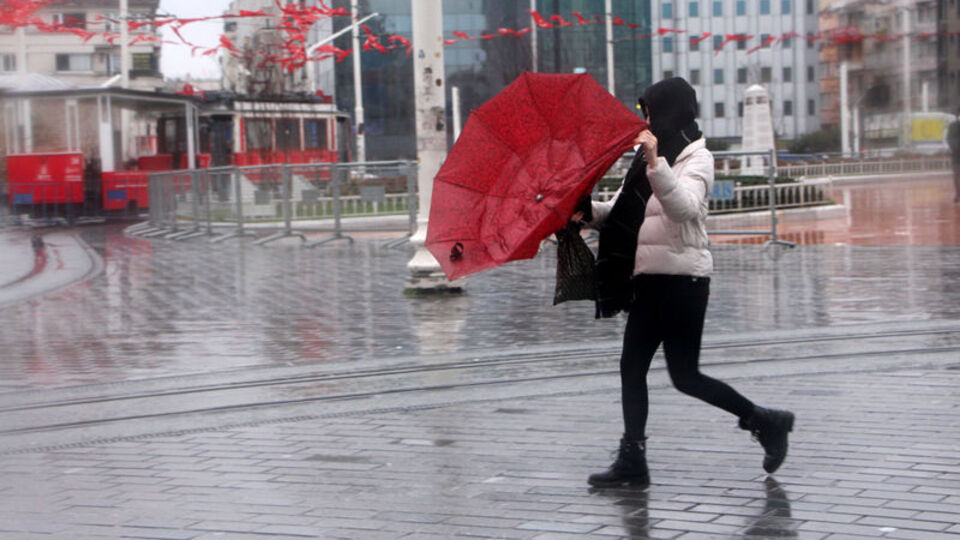 İstanbul kuvvetli rüzgara teslim!