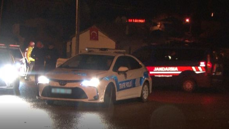 Polis aracını çalıp kaçtı, 1 polisi levye ile yaraladı