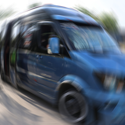 Liseli Helin kapısı açık olan dolmuştan düştü!