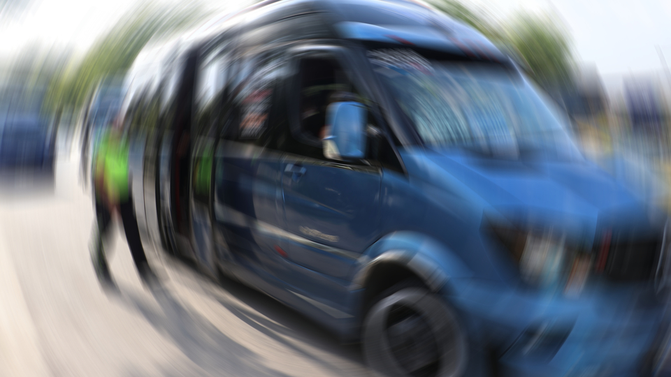 Liseli Helin kapısı açık olan dolmuştan düştü!