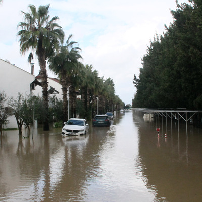 Sağanak etkisi! Sitedekiler botla kurtarıldı