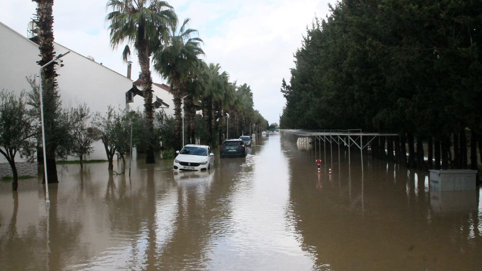 Sağanak etkisi! Sitedekiler botla kurtarıldı