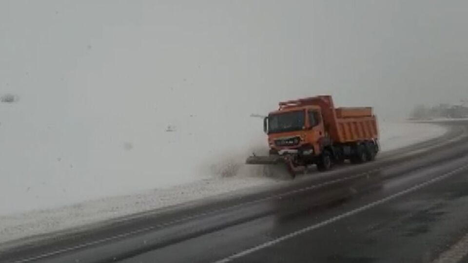Kar bastırdı araçlar mahsur kaldı