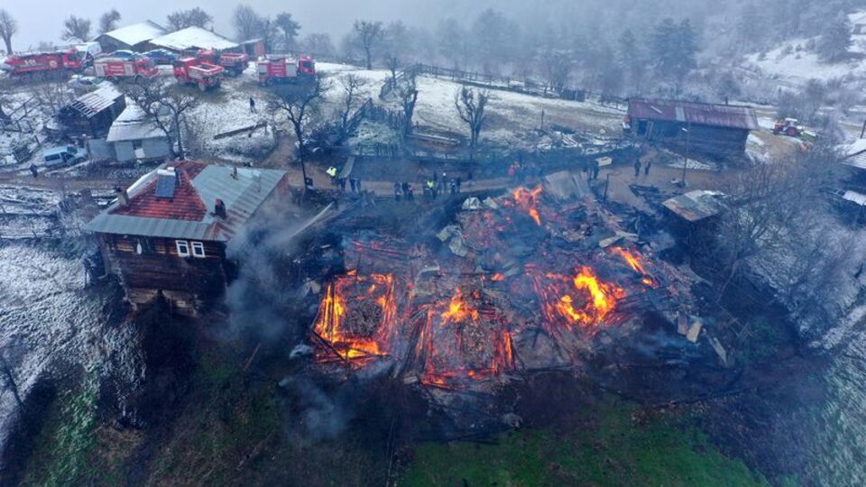 Kastamonu'da çıkan yangında 3 ev küle döndü