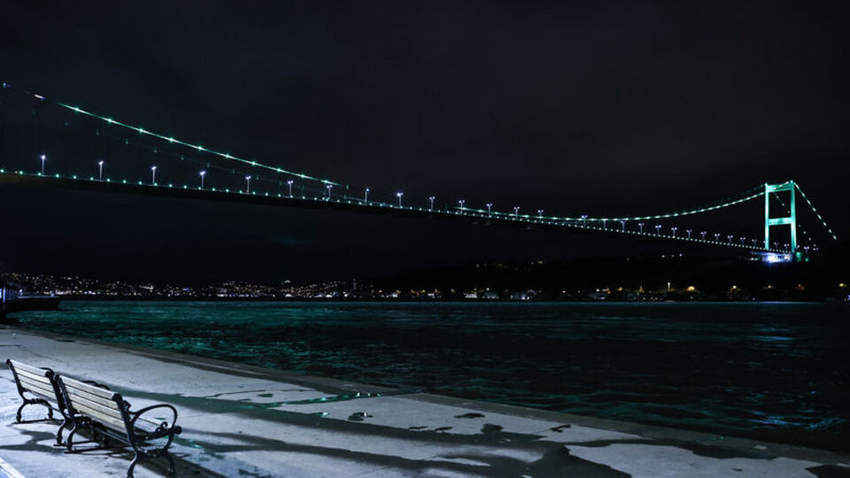 Rahim ağzı kanserine farkındalık için ışıklandırıldı