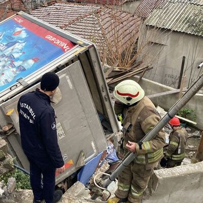 Gecekondunun üzerine devrildi! 2 yaralı