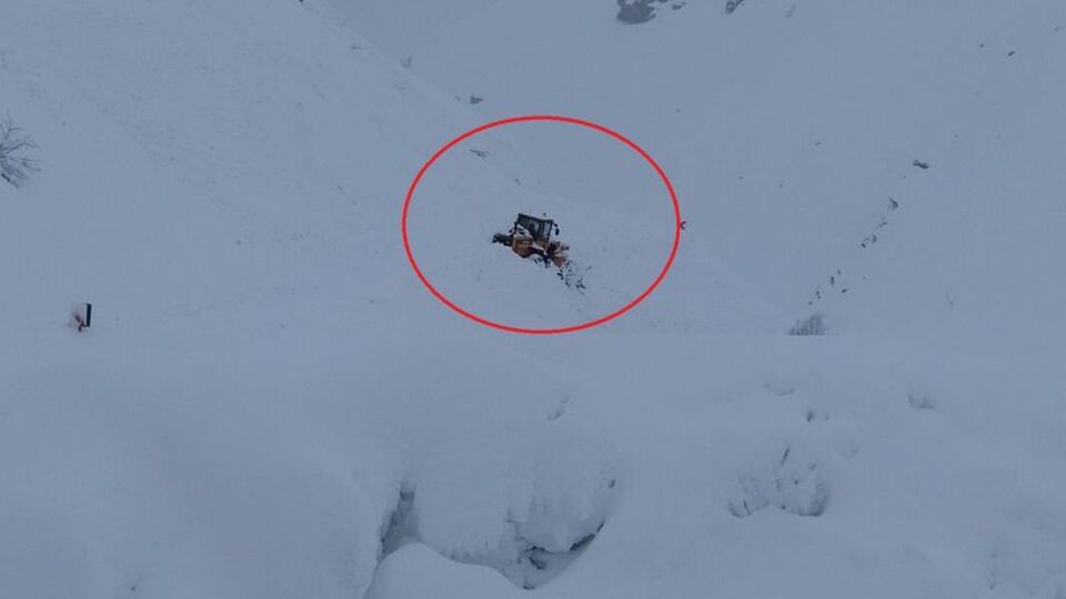 İş makinesi çığ altında kaldı!