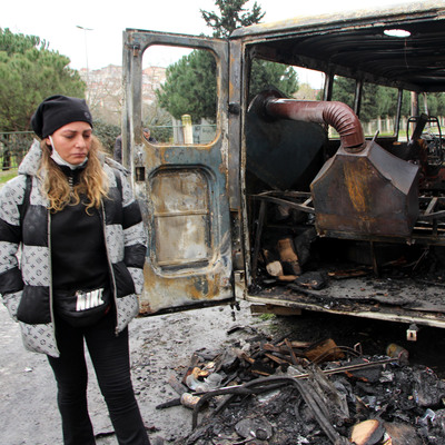 Kredi çekerek açtığı köfteci minibüsü kundaklandı!
