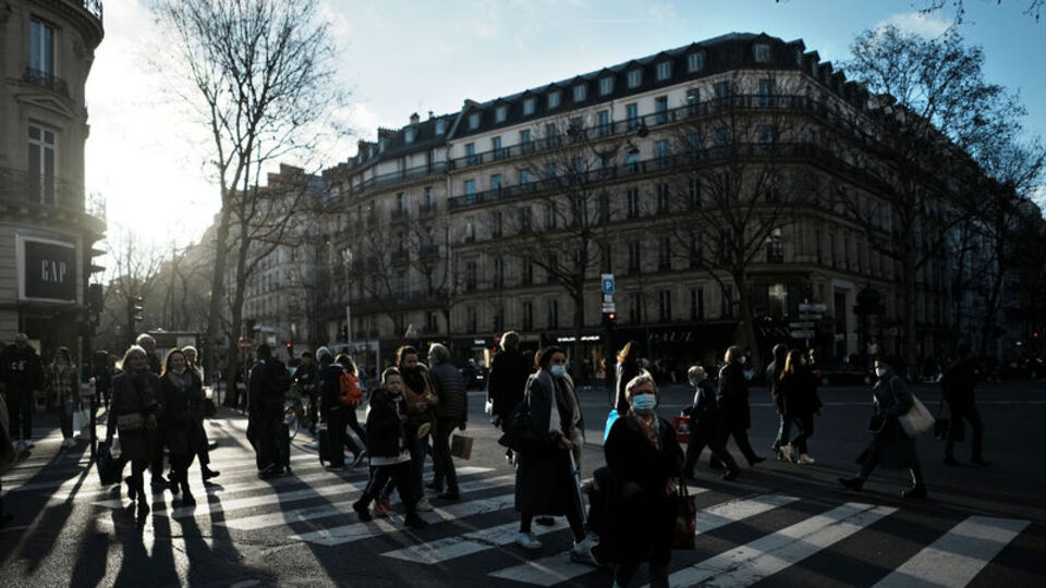 Paris'te maske zorunluluğu kaldırıldı