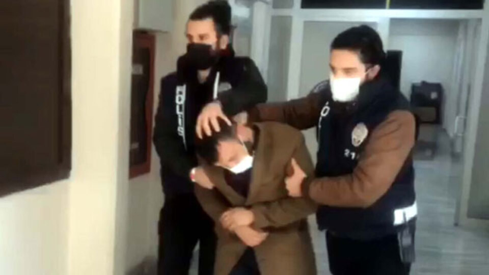 İçinde çocuk bulunan otomobili çaldı