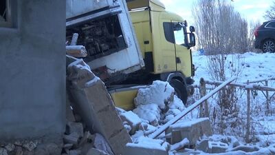 Buzda kayan TIR eve girdi