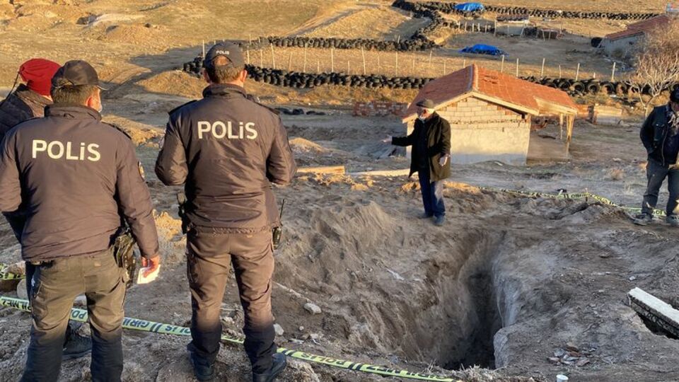 Define ararken kazdığı tünelin altında kaldı