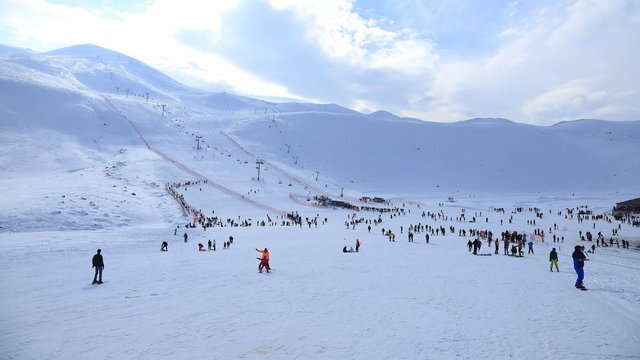 15 günde 20 bin kişiyi ağırladı! İşte Doğu'nun kayak merkezi