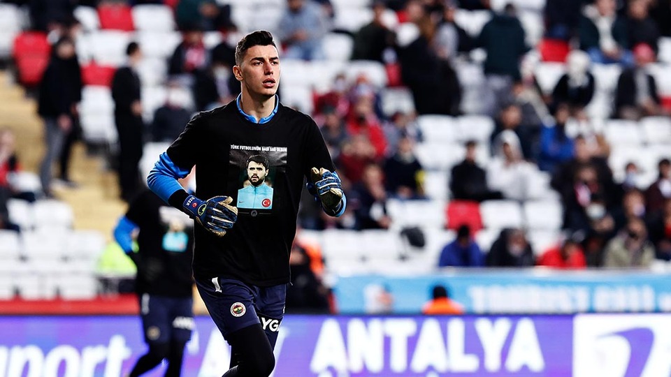 Berke Özer oyundan sedyeyle çıktı!