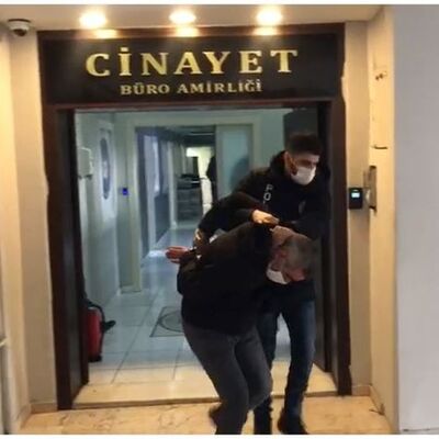 "Annene kötü davranıyorsun!" Çekiçli vahşet!
