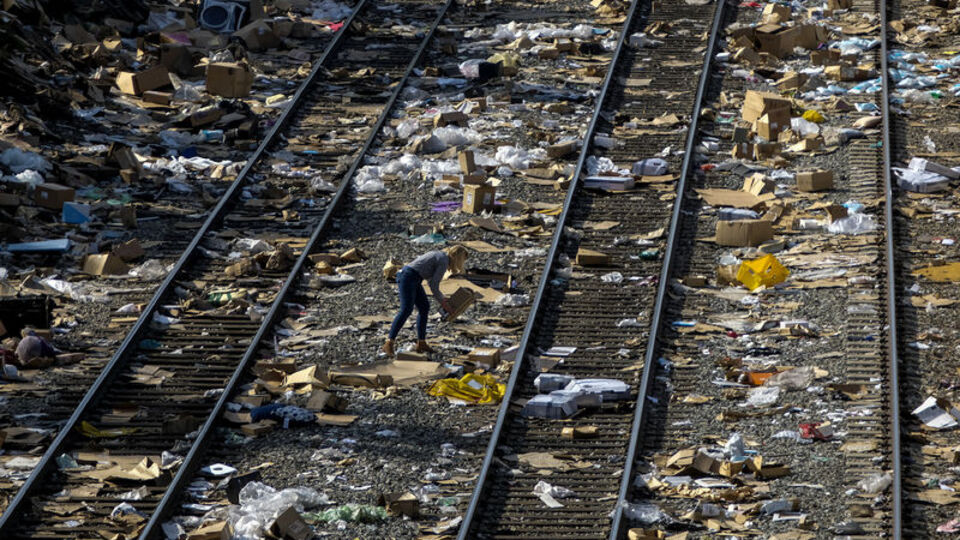Los Angeles'ta yük trenleri yağmalandı