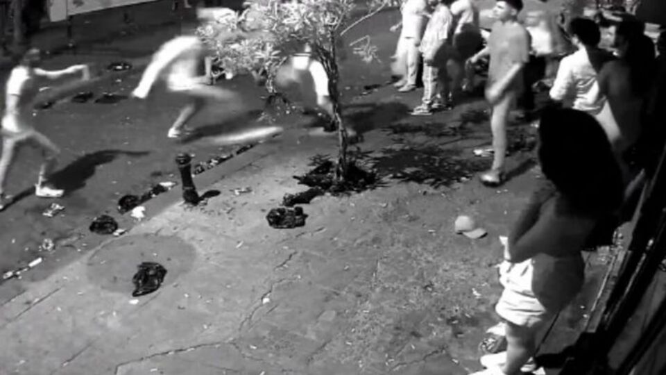 Kırık şişe ile kendilerini uyaran 3 kişi yaraladılar