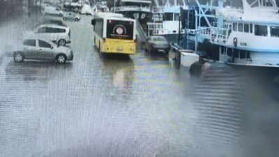 Dev dalga otobüsün camını kırdı!