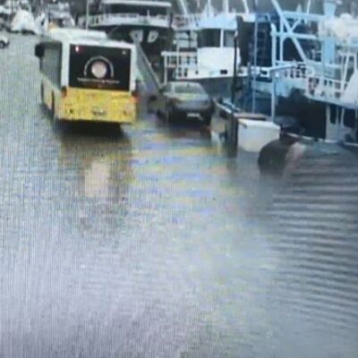 Dev dalga otobüsün camını kırdı!