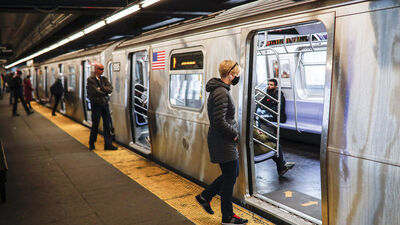 New York metrosunda raylara itilen kadın öldü