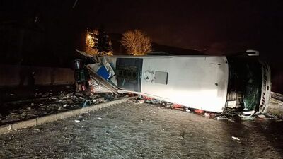Sivas'ta TIR faciası! Devrildi, otobüs çarptı