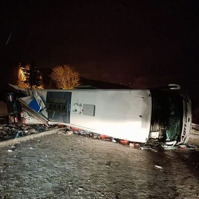 Sivas'ta TIR faciası! Devrildi, otobüs çarptı