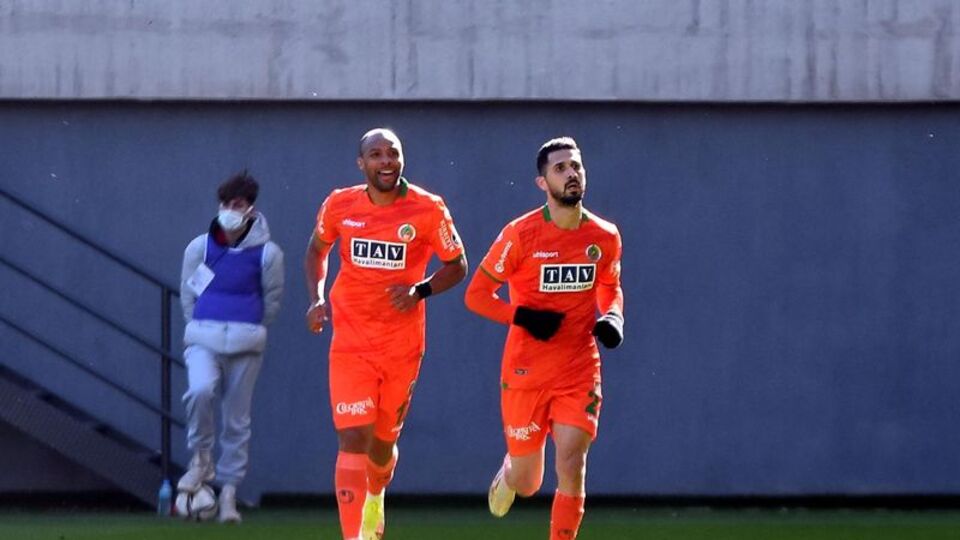 Alanyaspor 2 attı 3 aldı