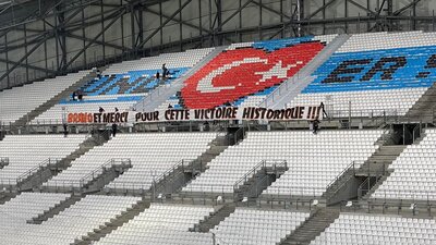 Fransa'da Türk bayraklı pankart!