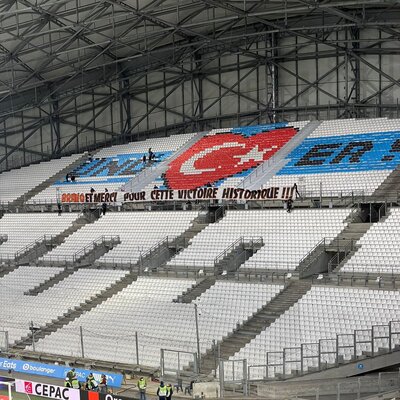 Fransa'da Türk bayraklı pankart!