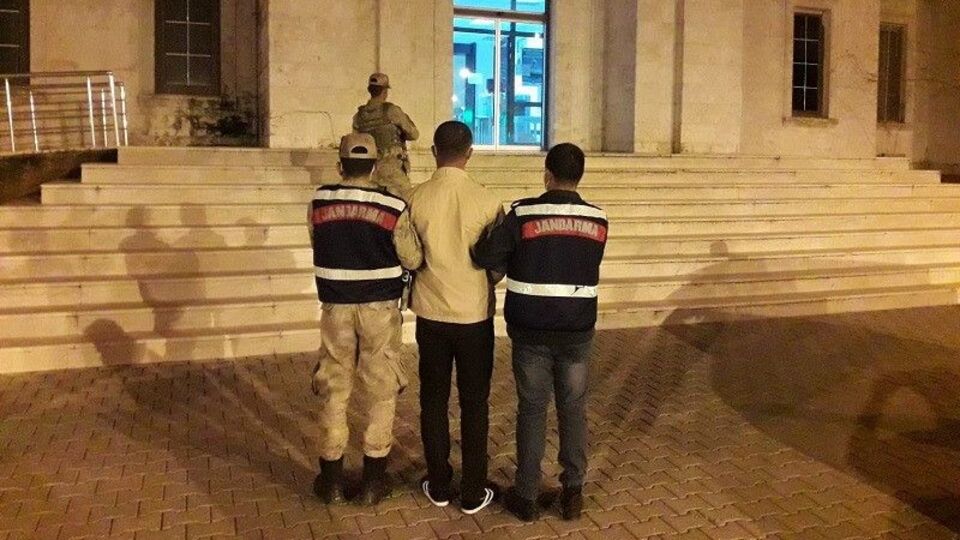 Yatak odasında gizli bölmede yakalandı