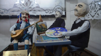 İğne darbeleriyle yünü oyuncak bebeğe dönüştürüyorlar