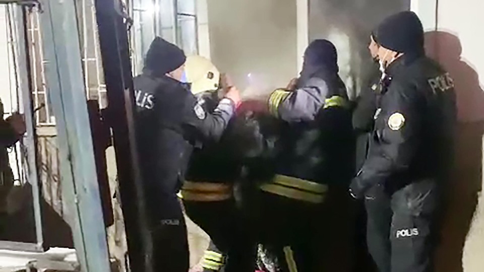 Çocukları kurtaran itfaiyeci, kalp krizi geçirdi!