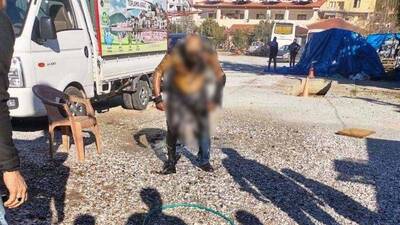 Zabıtalara sinirlendi kendini ateşe verdi
