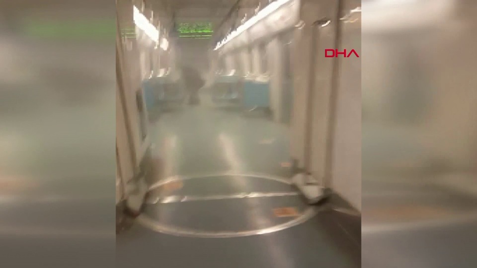 Tramvayda art arda panik! Duman vagonu sardı